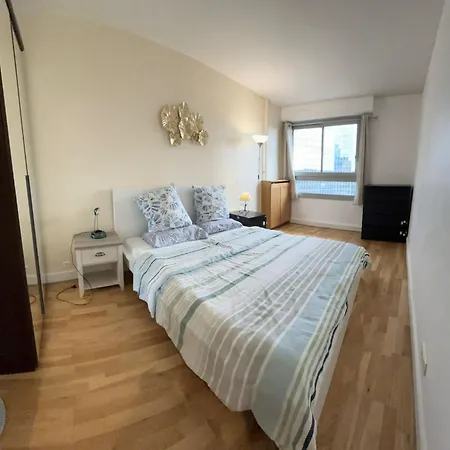 5 Min Walk To Metro, 2 Bedrooms, La Defense, Parking Courbevoie